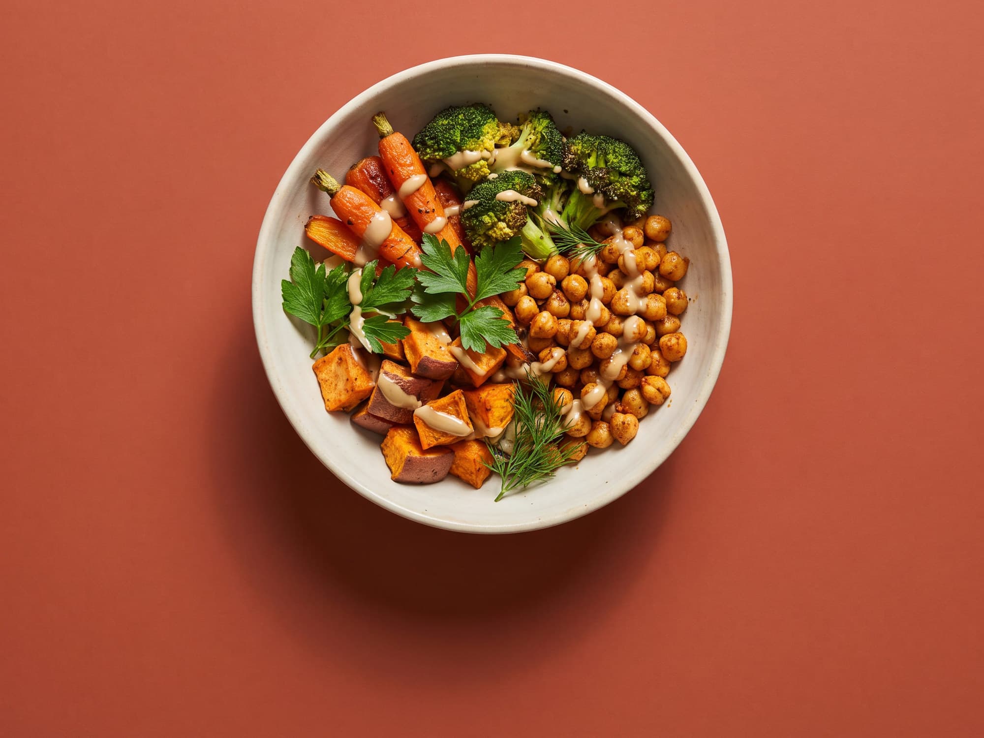 Päivän bowl ylhäältä kuvattuna terrakottataustalla